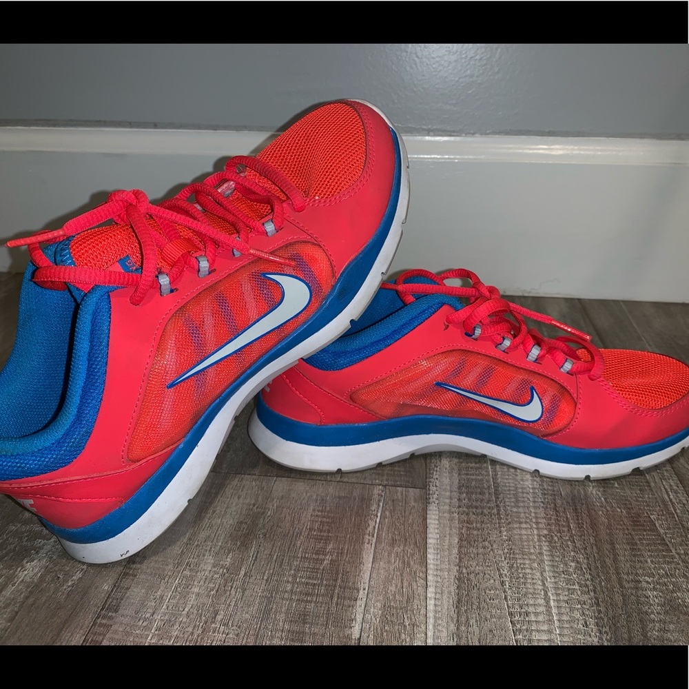 Nike tennis shoes